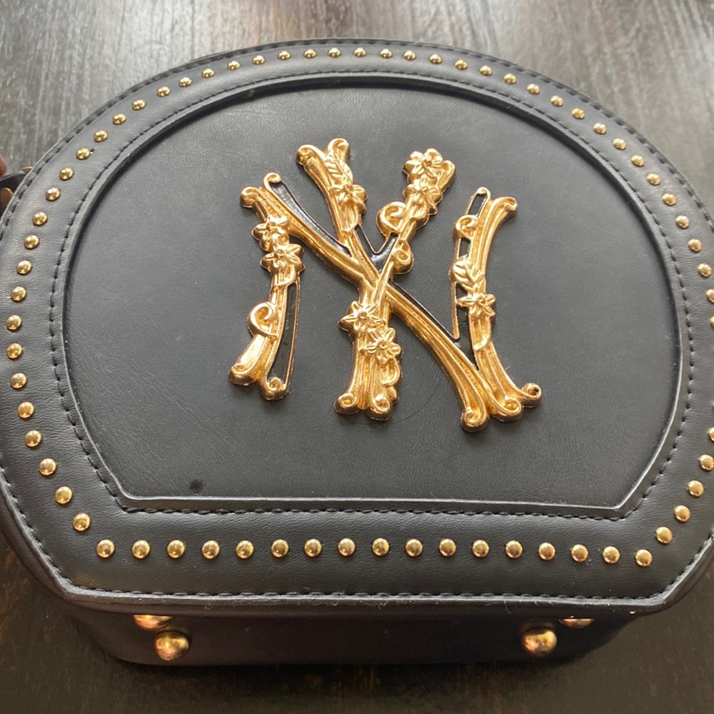 NY embroidery style Black and Fold handbag